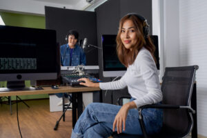 ผู้หญิงปรับมิกเซอร์ในห้องอัดเสียง ตัวอย่างงานในอาชีพนิเทศศาสตร์