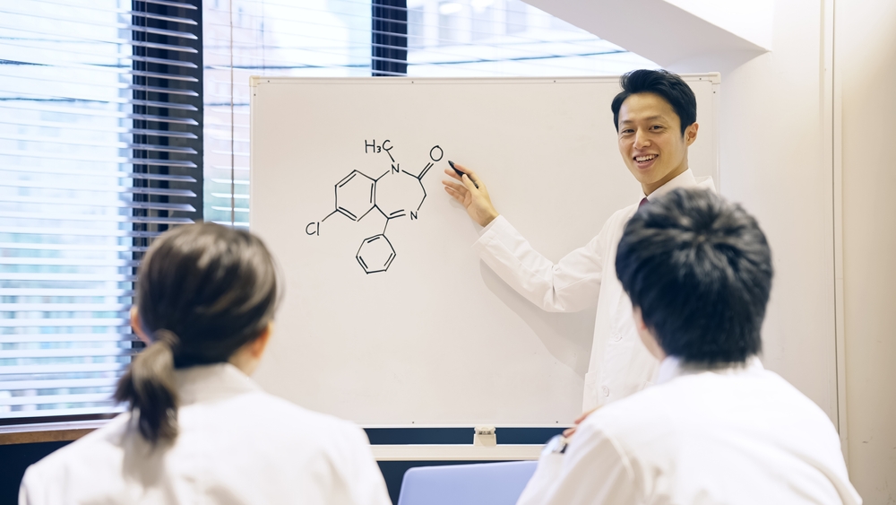 วางแผนสอบติด คณะเภสัชศาสตร์เรียนอะไร และเตรียมตัวอย่างไร ? 2 - กวดวิชา OnDemand บรรยากาศการเรียนการสอนวิชาเคมียาและโครงสร้างยาคณะเภสัชศาสตร์