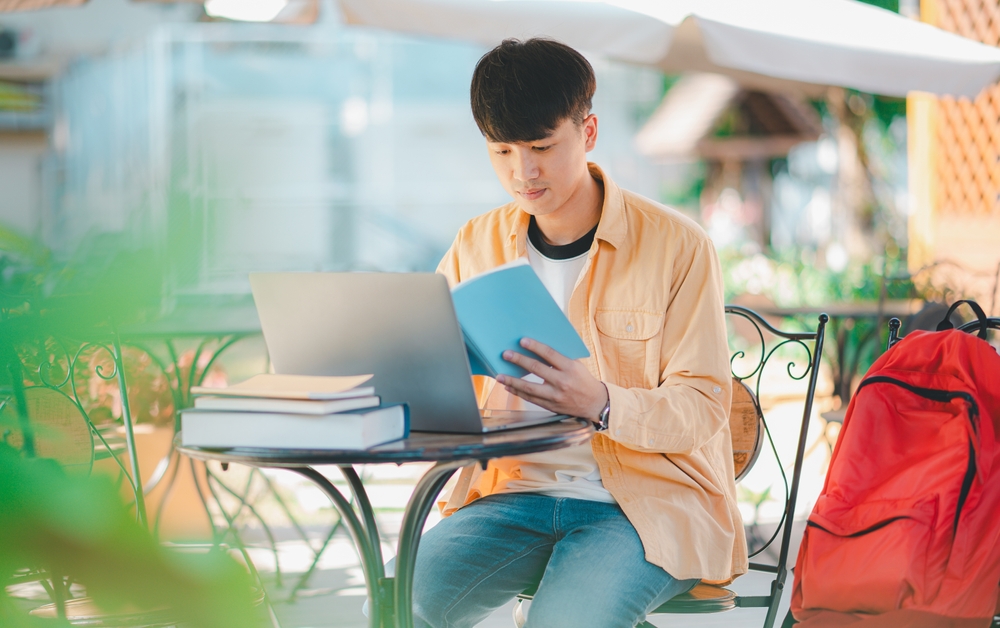 สรุปคำราชาศัพท์ A-Level ภาษาไทย เก็บแต้มเต็มสนาม กสพท 2 - กวดวิชา OnDemand นักเรียนชายมัธยมปลายอ่านทบทวนการใช้คำราชาศัพท์ก่อนสอบ A-Level ภาษาไทย